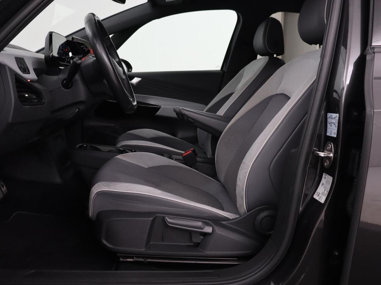 Volkswagen ID.3 First Plus 58 kWh | Stoel & stuurverwarming | Camera | Adaptive cruise | Sfeerverlichting | Carplay | Navigatie | Matrix LED | Parkeerhulp | Sfeerverlichting | Climate control