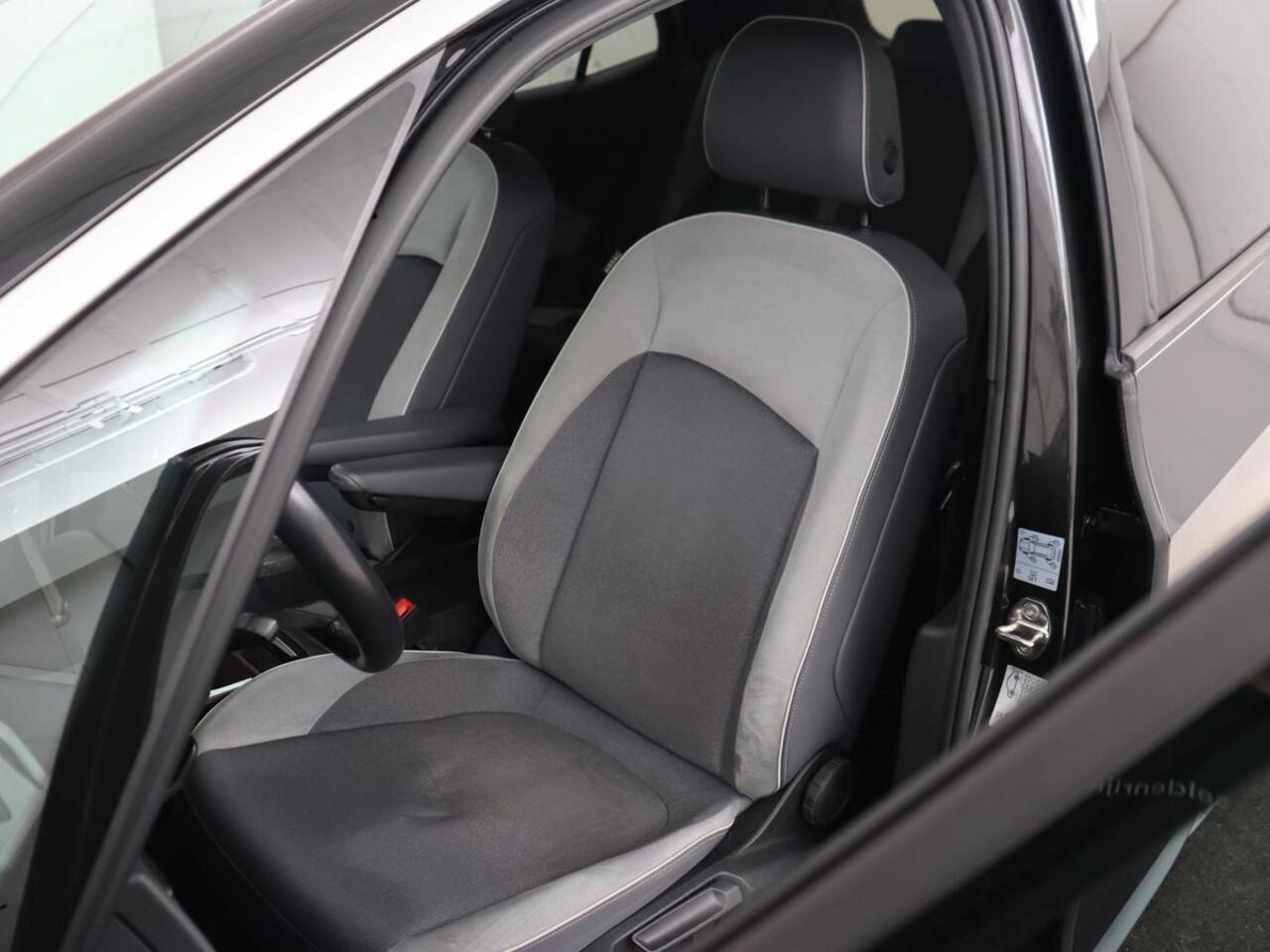 Volkswagen ID.3 First Plus 58 kWh | Stoel & stuurverwarming | Camera | Adaptive cruise | Sfeerverlichting | Carplay | Navigatie | Matrix LED | Parkeerhulp | Sfeerverlichting | Climate control