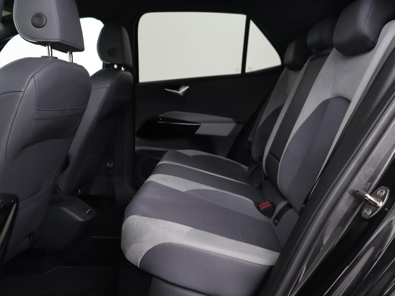 Volkswagen ID.3 First Plus 58 kWh | Stoel & stuurverwarming | Camera | Adaptive cruise | Sfeerverlichting | Carplay | Navigatie | Matrix LED | Parkeerhulp | Sfeerverlichting | Climate control