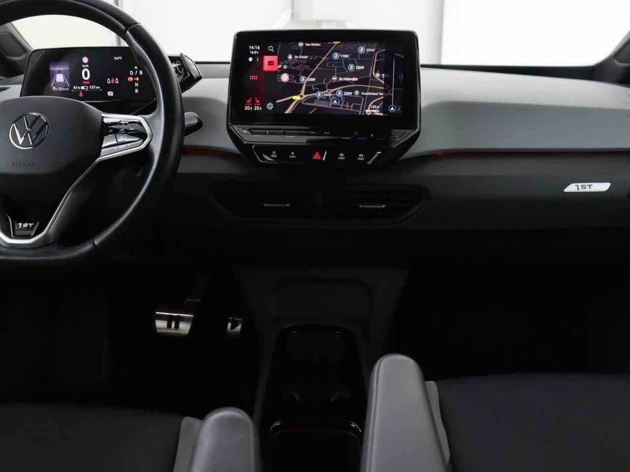 Volkswagen ID.3 First Plus 58 kWh | Stoel & stuurverwarming | Camera | Adaptive cruise | Sfeerverlichting | Carplay | Navigatie | Matrix LED | Parkeerhulp | Sfeerverlichting | Climate control