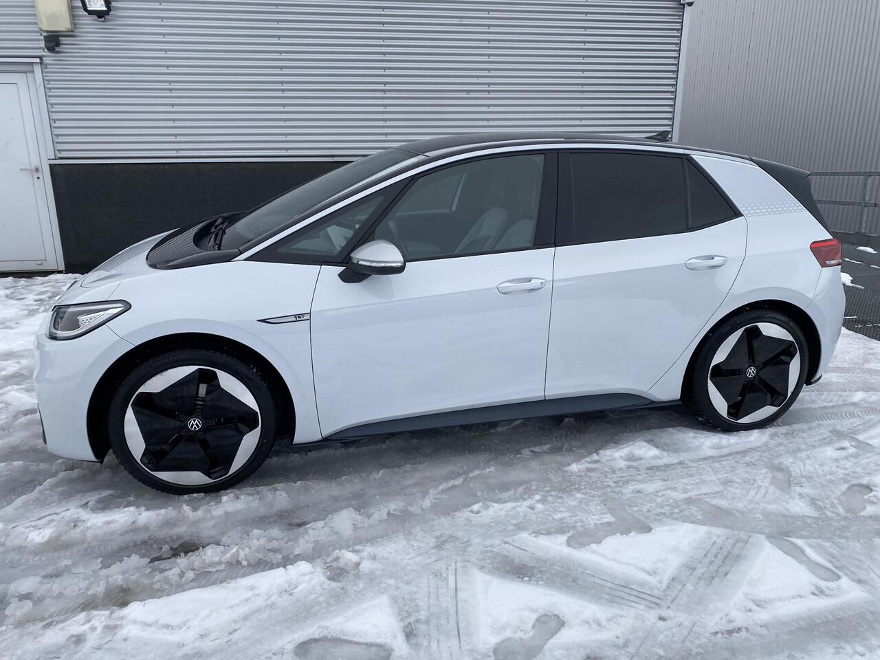 Volkswagen ID.3 First Max 58 kWh NL-Auto vol luxe, Panoramadak, stoel- & stuurverawrming, voorstoelen met massagefunctie, HUD, parkeersensoren, navigatie, dodehoekdetectie