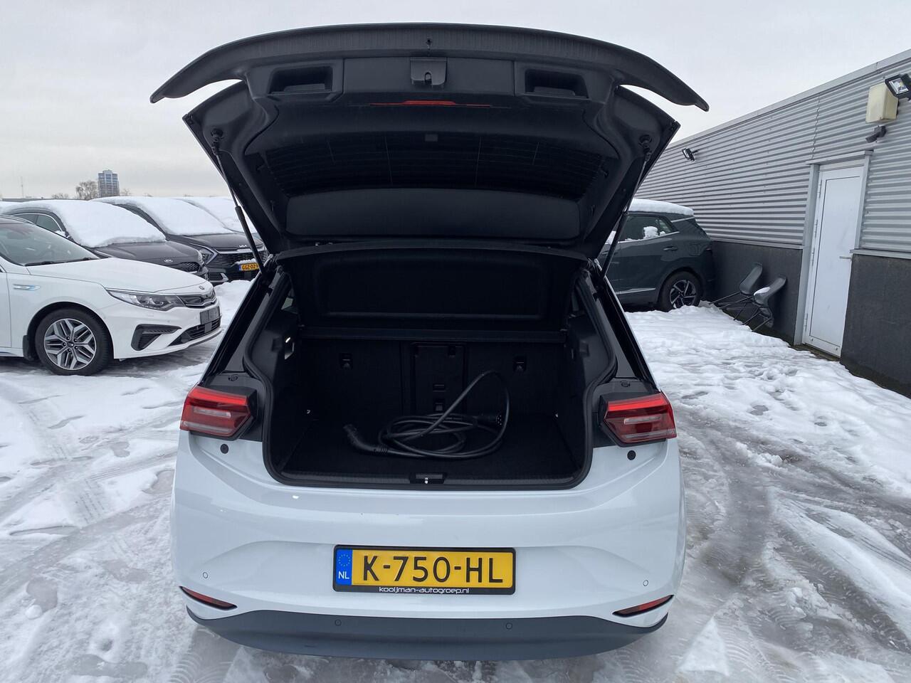 Volkswagen ID.3 First Max 58 kWh NL-Auto vol luxe, Panoramadak, stoel- & stuurverawrming, voorstoelen met massagefunctie, HUD, parkeersensoren, navigatie, dodehoekdetectie