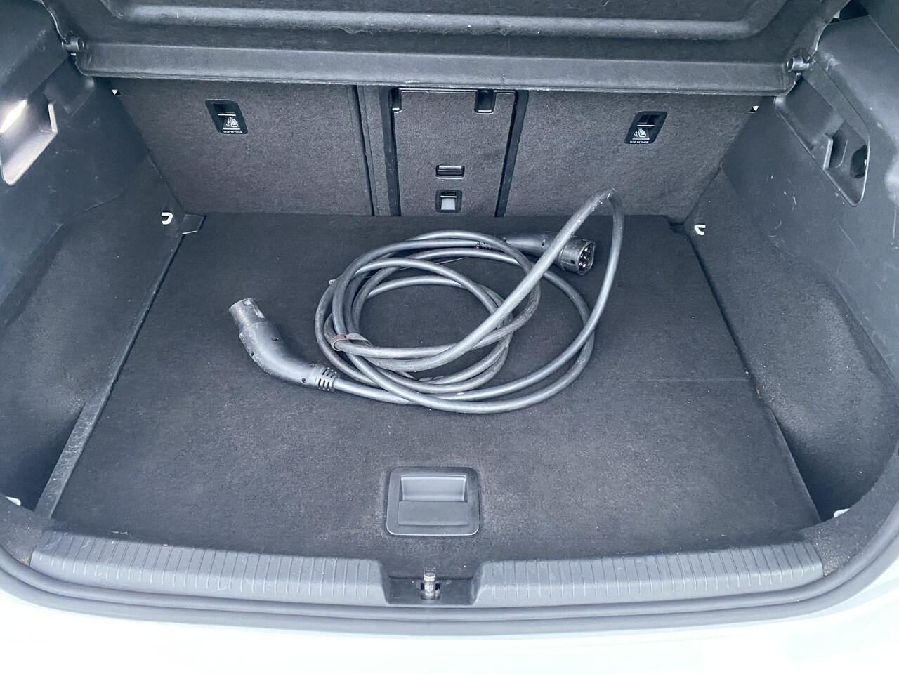 Volkswagen ID.3 First Max 58 kWh NL-Auto vol luxe, Panoramadak, stoel- & stuurverawrming, voorstoelen met massagefunctie, HUD, parkeersensoren, navigatie, dodehoekdetectie