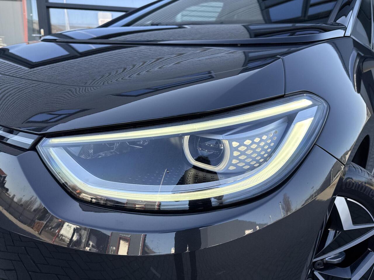 Volkswagen ID.3 First Plus 58 kWh ?SOH 93.7% ?Rijklaarprijs ?Matrix LED ?Full LED ?Alcantara ?Sfeerverlichting ?Navigatie ?Camera ?Lichtmetaal 19" ?Parkeersensoren