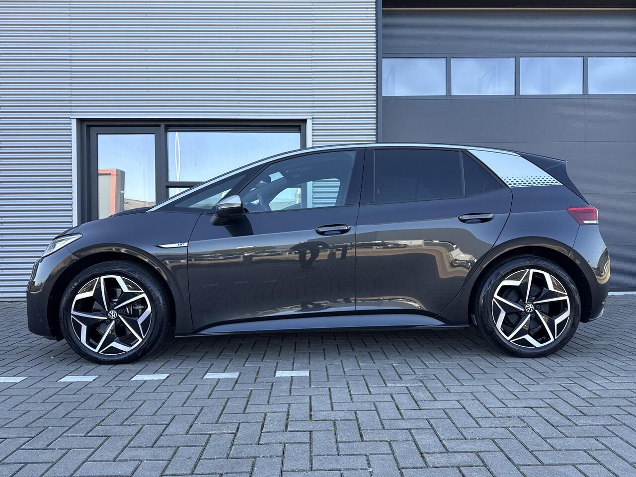 Volkswagen ID.3 First Plus 58 kWh ?SOH 93.7% ?Rijklaarprijs ?Matrix LED ?Full LED ?Alcantara ?Sfeerverlichting ?Navigatie ?Camera ?Lichtmetaal 19" ?Parkeersensoren