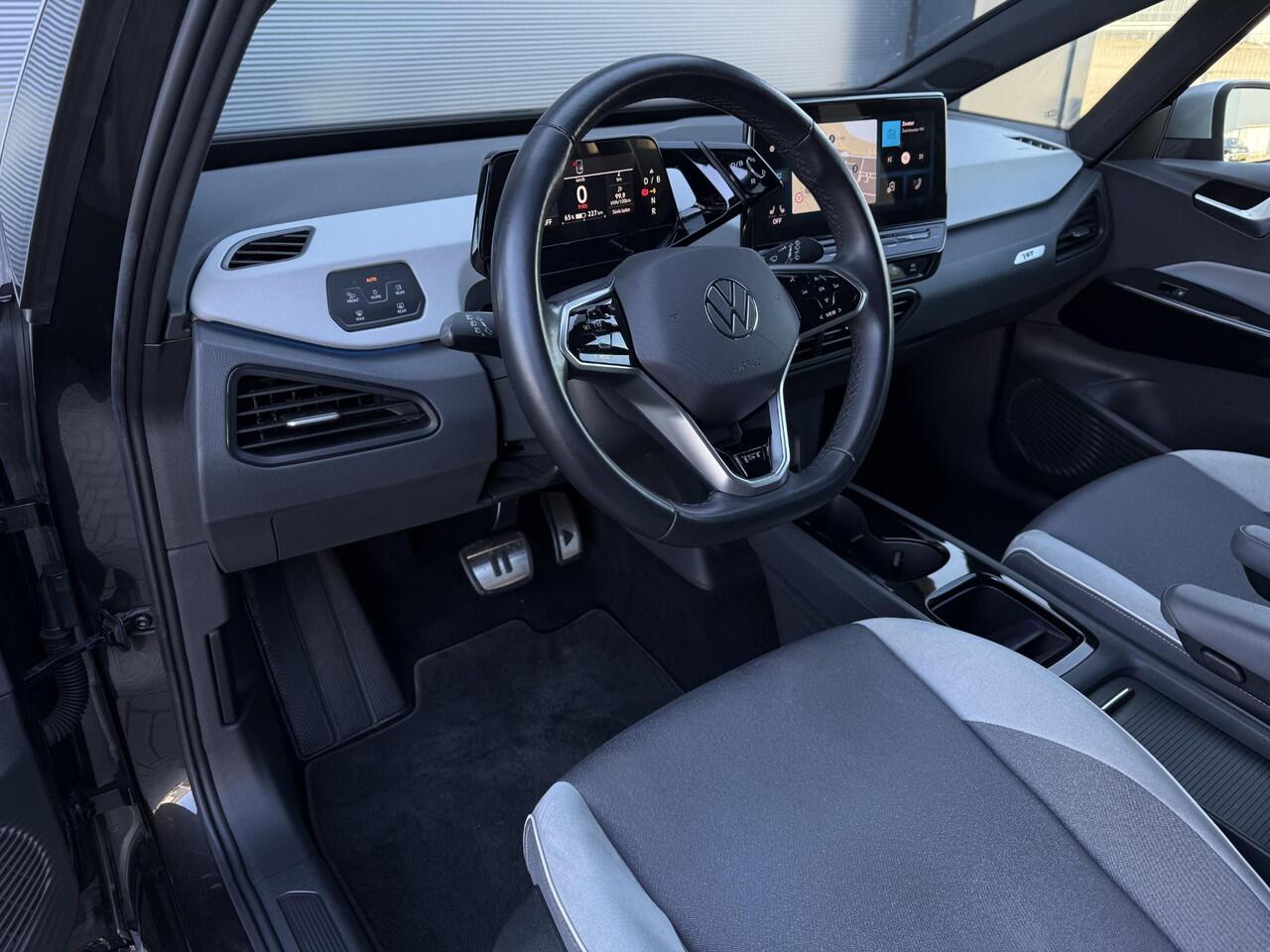 Volkswagen ID.3 First Plus 58 kWh ?SOH 93.7% ?Rijklaarprijs ?Matrix LED ?Full LED ?Alcantara ?Sfeerverlichting ?Navigatie ?Camera ?Lichtmetaal 19" ?Parkeersensoren
