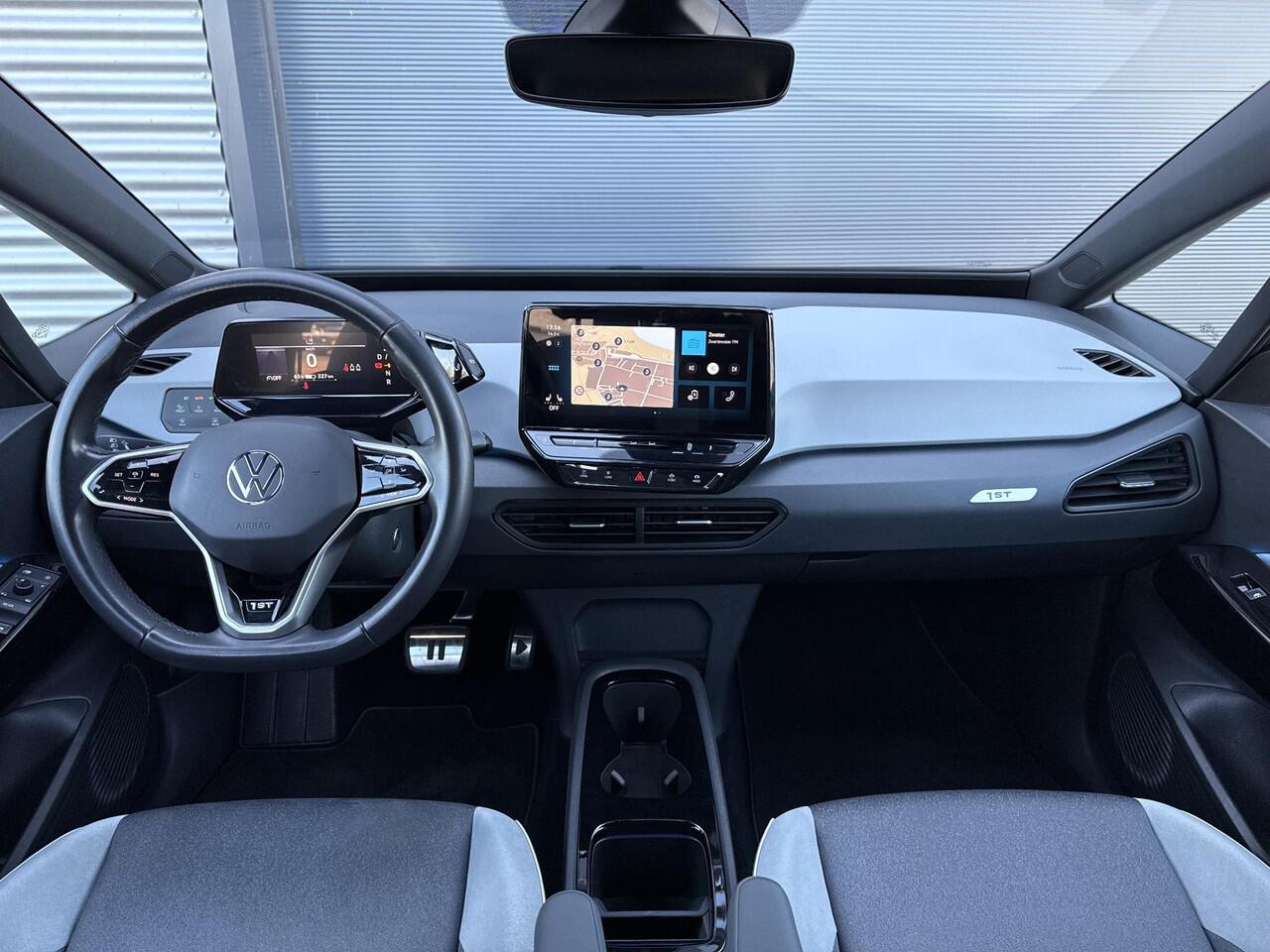 Volkswagen ID.3 First Plus 58 kWh ?SOH 93.7% ?Rijklaarprijs ?Matrix LED ?Full LED ?Alcantara ?Sfeerverlichting ?Navigatie ?Camera ?Lichtmetaal 19" ?Parkeersensoren