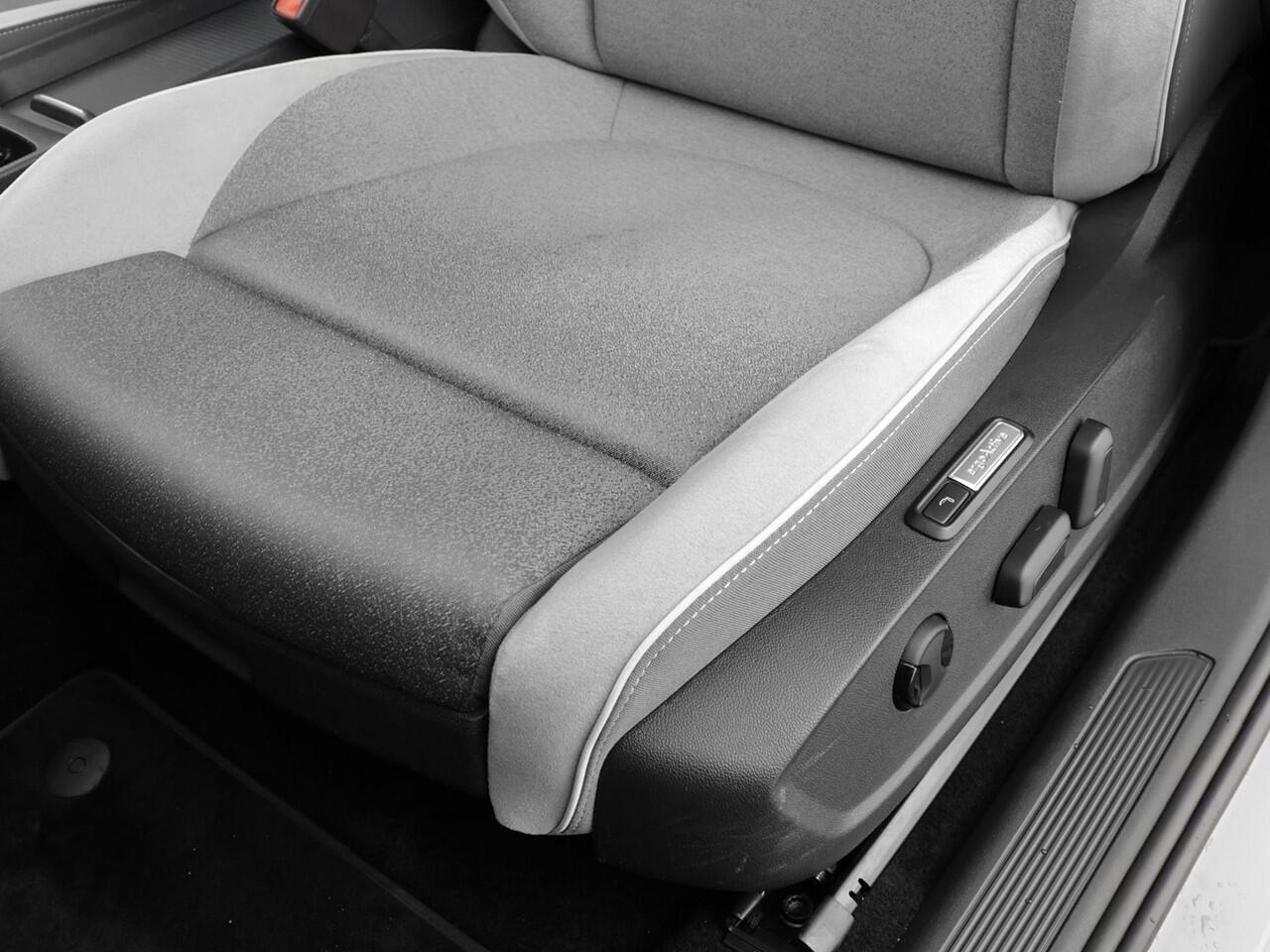 Volkswagen ID.3 First Max 204pk 58 kWh · Panoramadak · Camera · Apple/Android Car Play · Dodehoek Detectie · 20'' Inch · Steunhaak ·