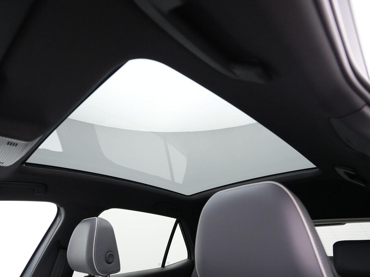 Volkswagen ID.3 First Max 58 kWh 204 pk | SOH 86% | Panoramadak | Head-up display | Elektr. verstelbare stoelen | IQ Light | Stuur-/stoelverwarming | Achteruitrijcamera