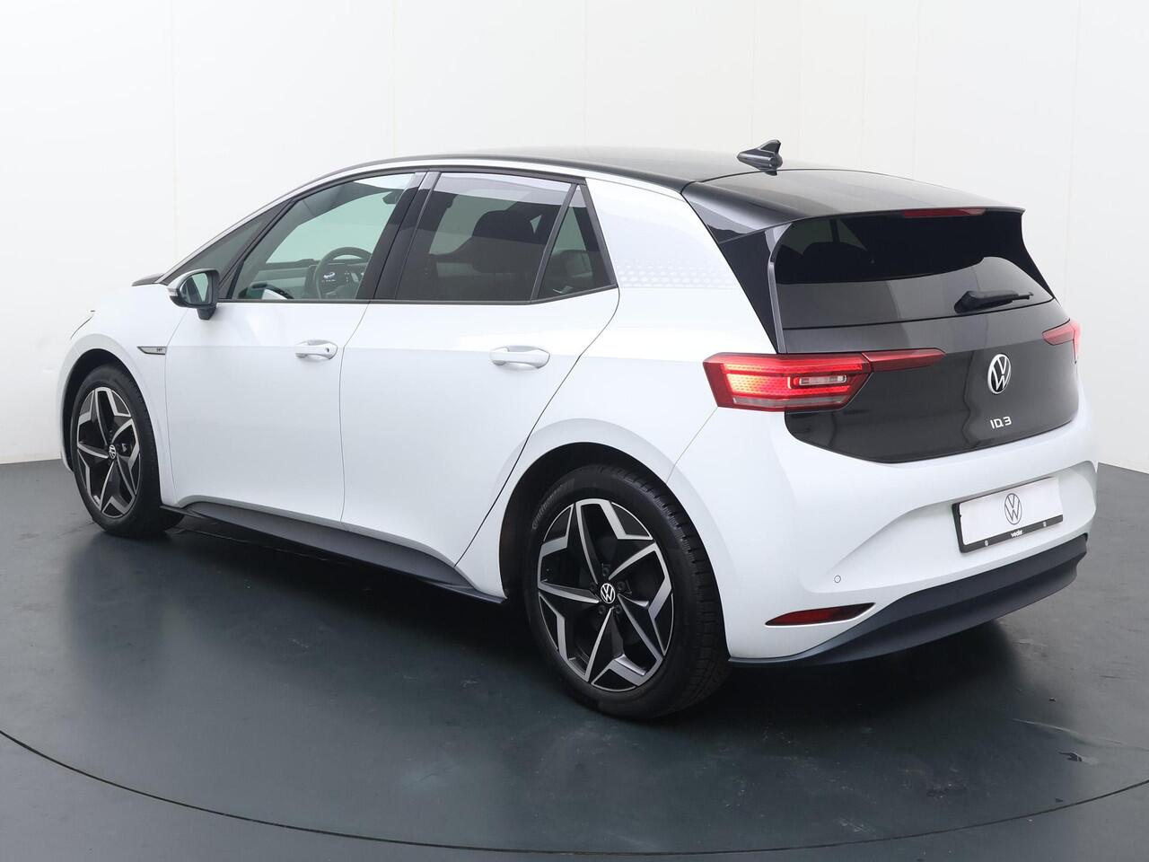 Volkswagen ID.3 First Plus 58 kWh | 204 PK | SoH 90% | Navigatiesysteem | Matrix LED koplampen | Achteruitrijcamera | Voorstoelen verwarmd |