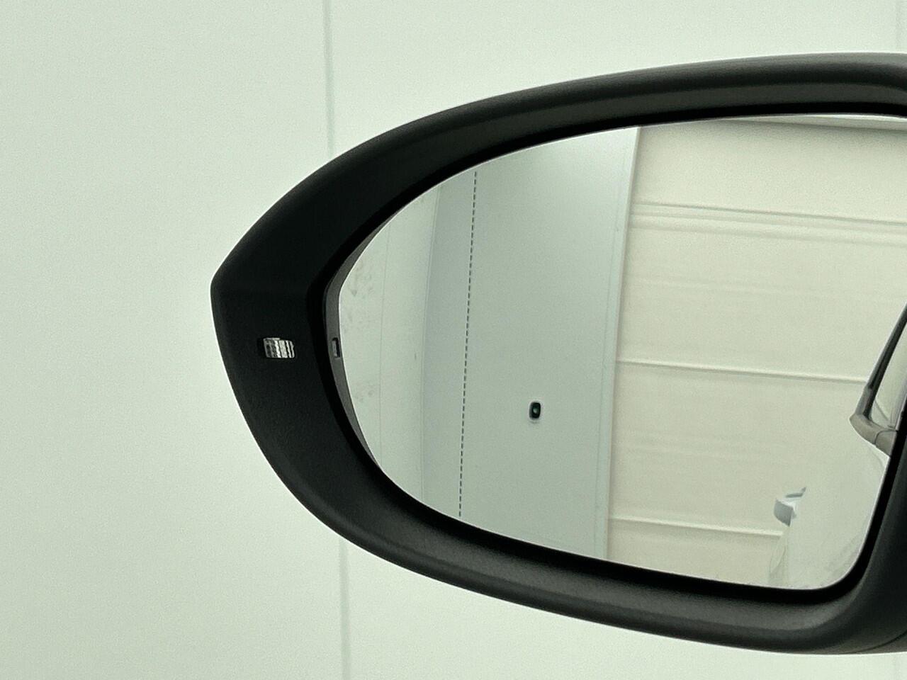 Volkswagen ID.3 Life 58 kWh Navigatie Apple Carplay/Android Auto Parkeersensoren Adaptive Cruise Control Stoel- en stuurverwarming Lichtmetalen velgen Climate Control