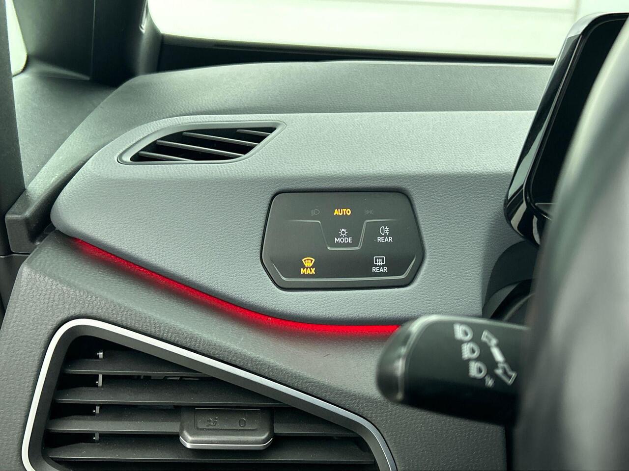 Volkswagen ID.3 Life 58 kWh Navigatie Apple Carplay/Android Auto Parkeersensoren Adaptive Cruise Control Stoel- en stuurverwarming Lichtmetalen velgen Climate Control