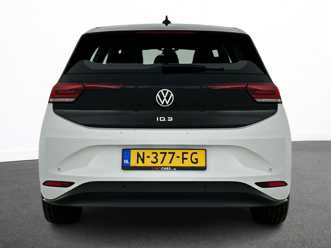 Volkswagen ID.3 Life 58 kWh Navigatie Apple Carplay/Android Auto Parkeersensoren Adaptive Cruise Control Stoel- en stuurverwarming Lichtmetalen velgen Climate Control