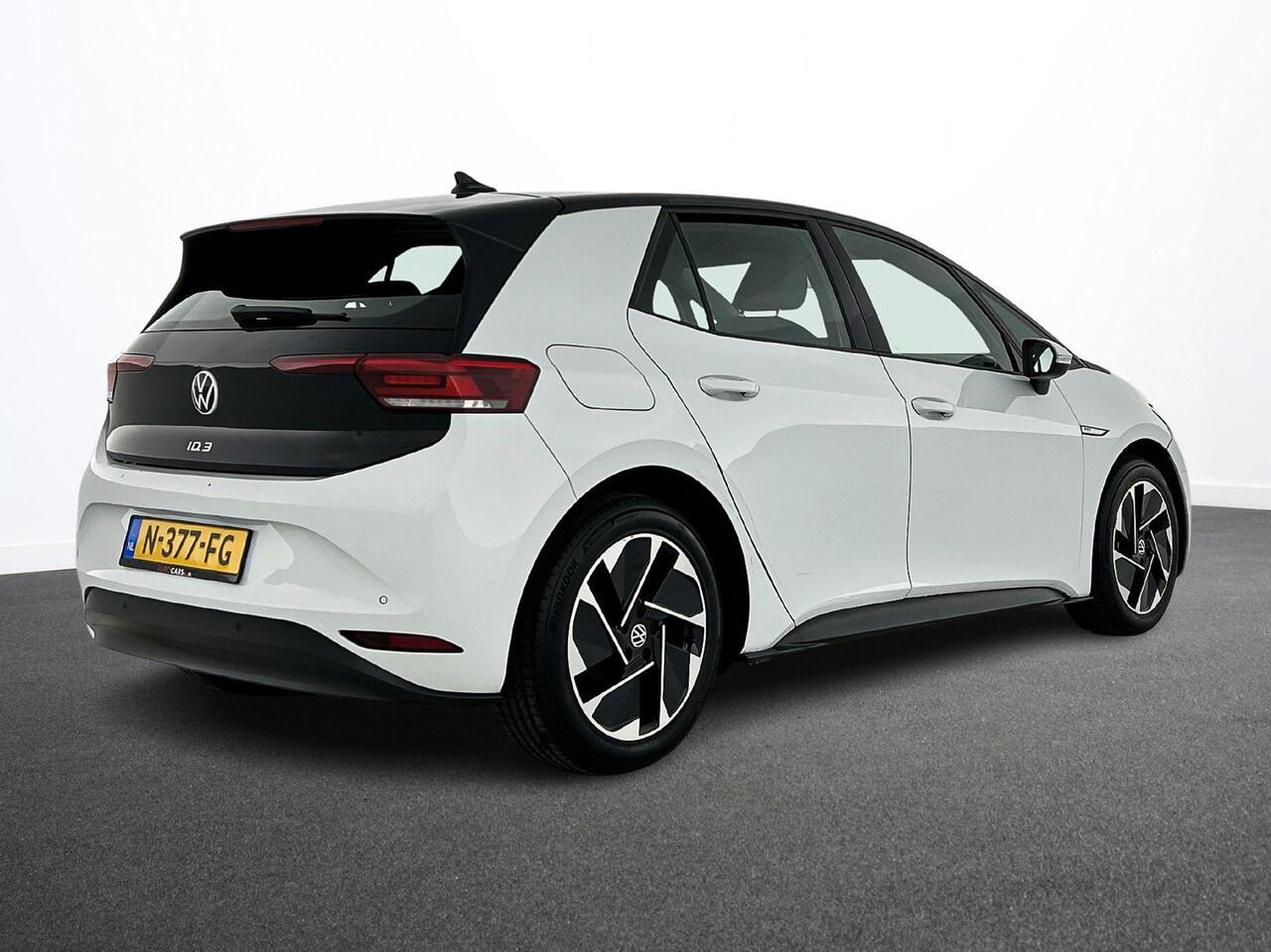 Volkswagen ID.3 Life 58 kWh Navigatie Apple Carplay/Android Auto Parkeersensoren Adaptive Cruise Control Stoel- en stuurverwarming Lichtmetalen velgen Climate Control