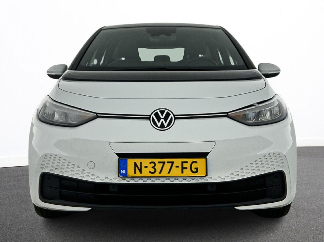 Volkswagen ID.3 Life 58 kWh Navigatie Apple Carplay/Android Auto Parkeersensoren Adaptive Cruise Control Stoel- en stuurverwarming Lichtmetalen velgen Climate Control