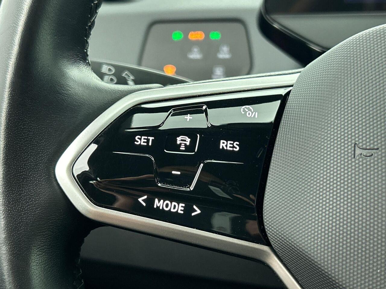 Volkswagen ID.3 Life 58 kWh Navigatie Apple Carplay/Android Auto Parkeersensoren Adaptive Cruise Control Stoel- en stuurverwarming Lichtmetalen velgen Climate Control