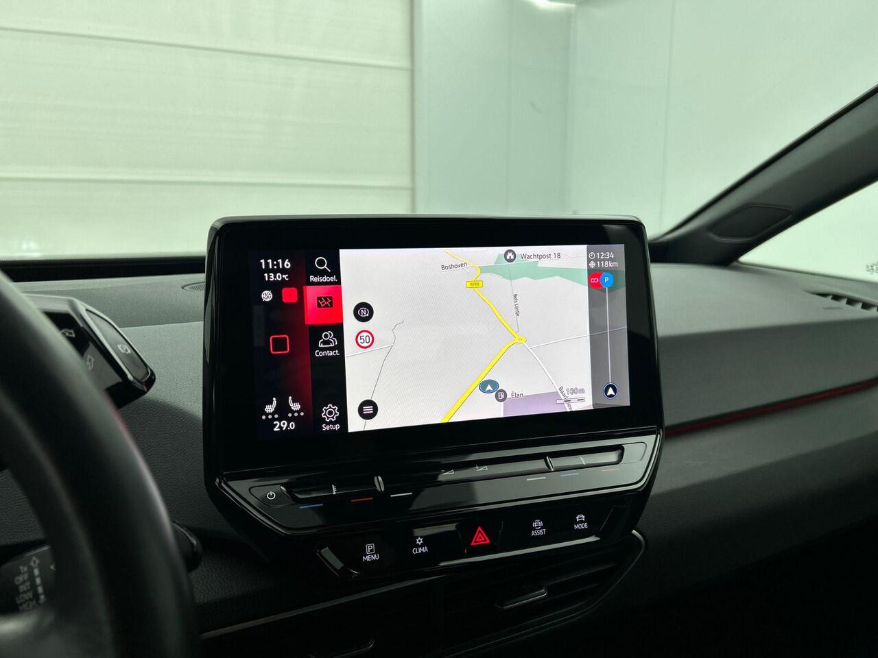 Volkswagen ID.3 Life 58 kWh Navigatie Apple Carplay/Android Auto Parkeersensoren Adaptive Cruise Control Stoel- en stuurverwarming Lichtmetalen velgen Climate Control
