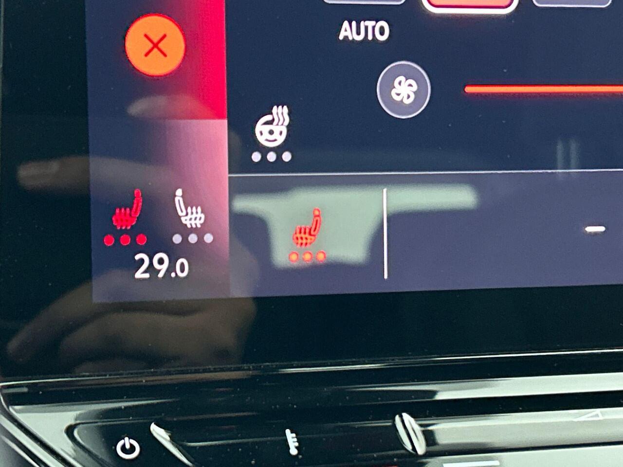 Volkswagen ID.3 Life 58 kWh Navigatie Apple Carplay/Android Auto Parkeersensoren Adaptive Cruise Control Stoel- en stuurverwarming Lichtmetalen velgen Climate Control