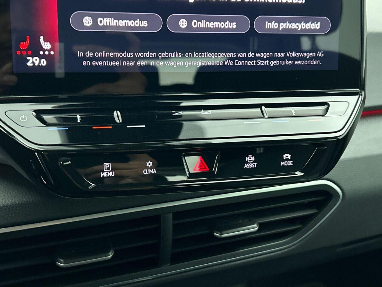 Volkswagen ID.3 Life 58 kWh Navigatie Apple Carplay/Android Auto Parkeersensoren Adaptive Cruise Control Stoel- en stuurverwarming Lichtmetalen velgen Climate Control