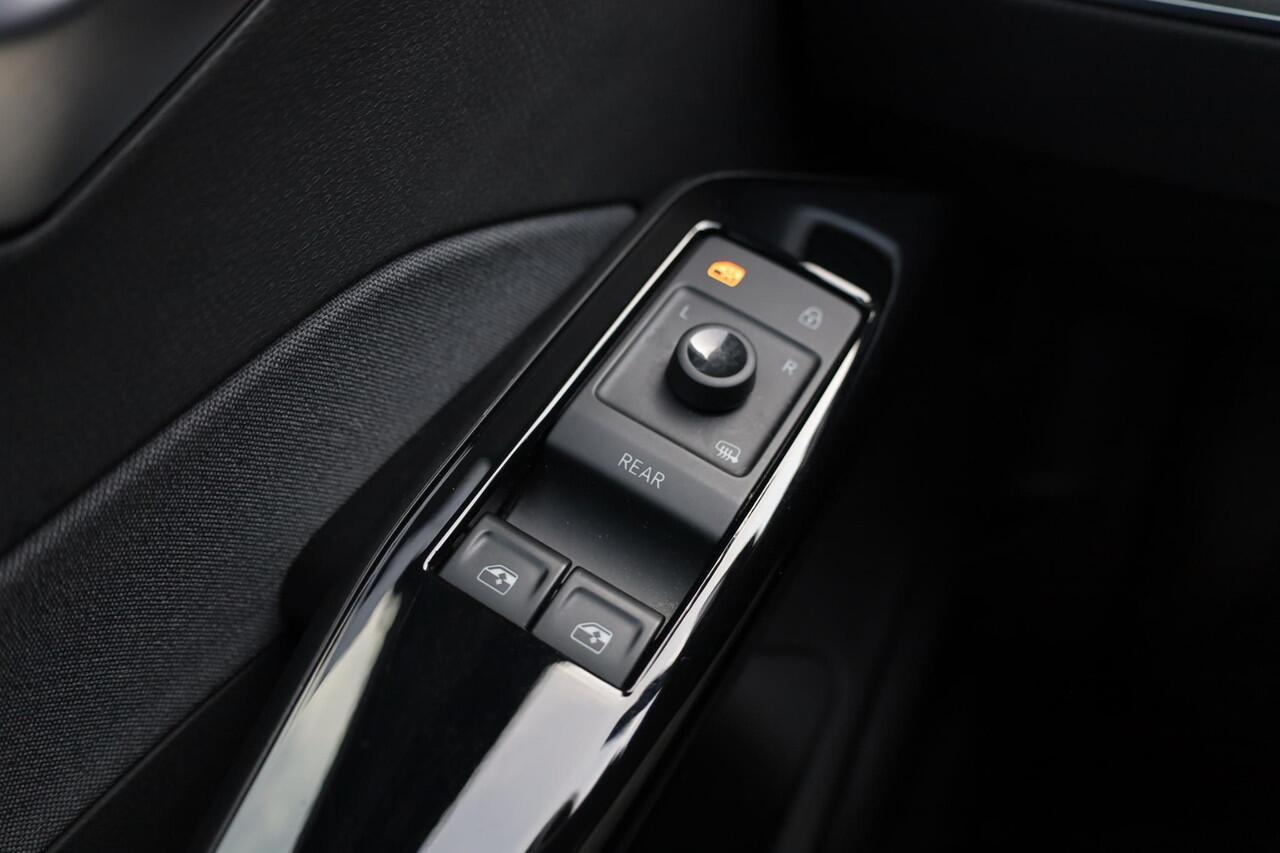 Volkswagen ID.3 Pro 58 kWh 150KW/204PK, NL auto dealeronderhouden trekhaak voor fietsen navigatie, 18" lmv, ACC, mf stuurwiel, draadloos apple carplay, regensensor, LED verlichting, pdc voor en achter