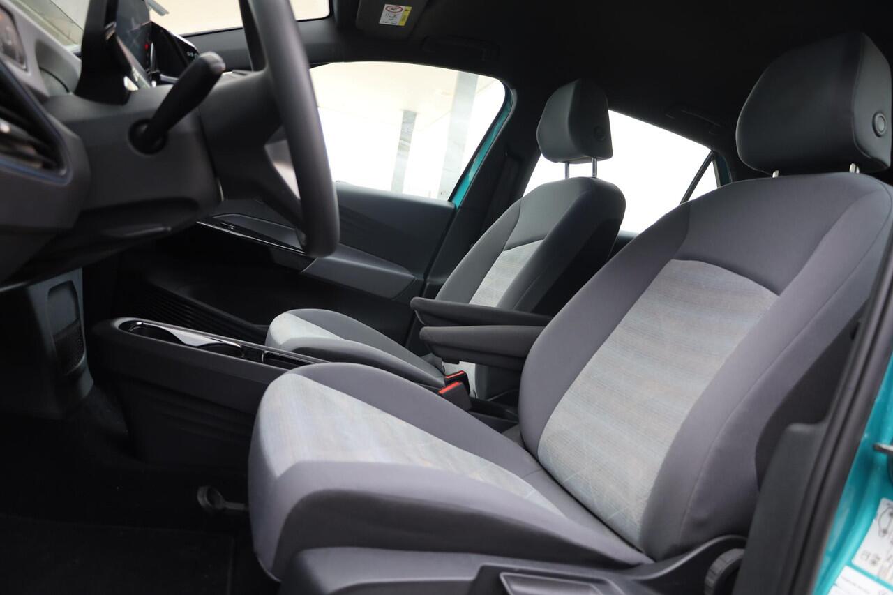 Volkswagen ID.3 Pro 58 kWh 150KW/204PK, NL auto dealeronderhouden trekhaak voor fietsen navigatie, 18" lmv, ACC, mf stuurwiel, draadloos apple carplay, regensensor, LED verlichting, pdc voor en achter