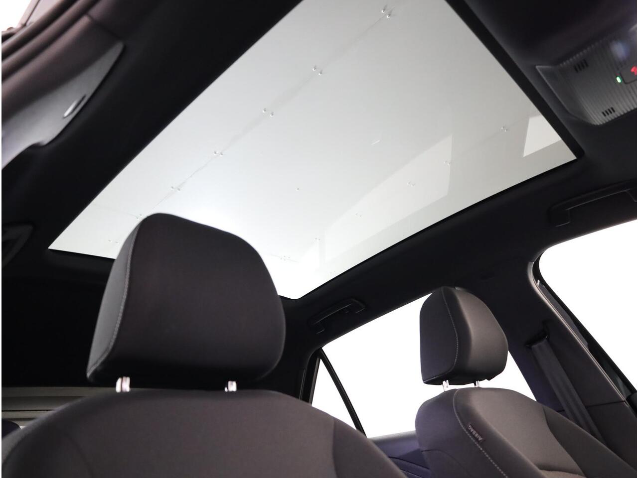 Volkswagen ID.3 Pro Business 59 kWh 204pk Pano-dak| Navi| 19'LM-velgen| verwarmd stuur en-voorstoelen