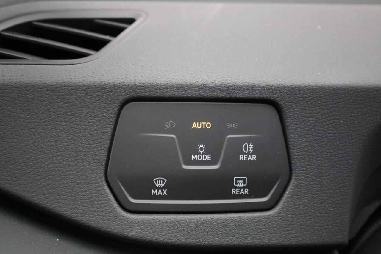 Volkswagen ID.3 Limited Edition 52 kWh 170PK / 170kW, Comfort pakket (verwarmbare voorstoelen, verwarmbaar multifunctioneel lederen stuurwiel, navigatie, draadloos telefoon laden), steunhaak / trekhaak voor fietsen, Apple Carplay & Android Auto, adaptieve cruise control 