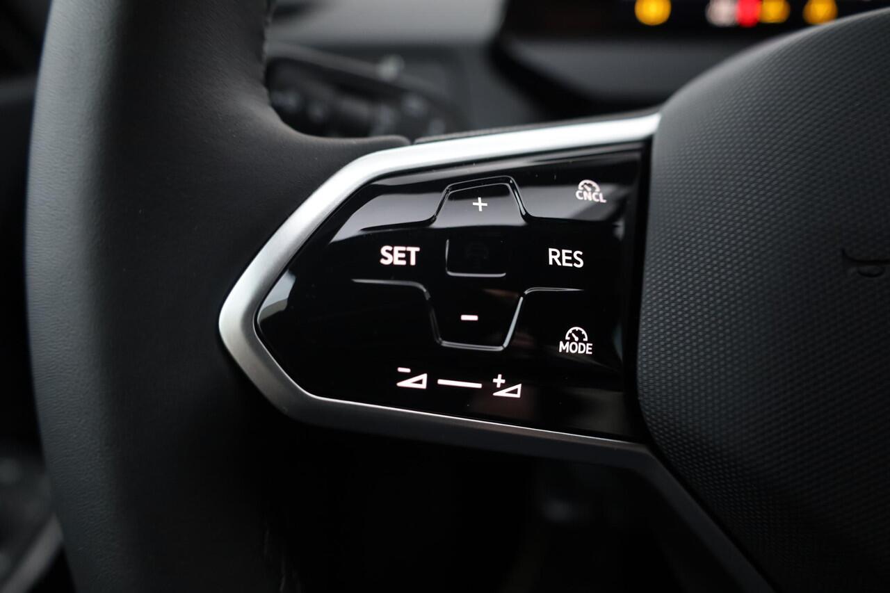 Volkswagen ID.3 Limited Edition 52 kWh 170PK / 170kW, Comfort pakket (verwarmbare voorstoelen, verwarmbaar multifunctioneel lederen stuurwiel, navigatie, draadloos telefoon laden), steunhaak / trekhaak voor fietsen, Apple Carplay & Android Auto, adaptieve cruise control 