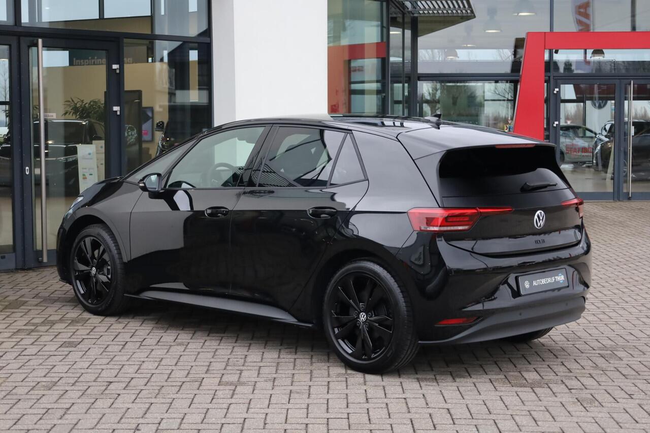 Volkswagen ID.3 Limited Edition 52 kWh 170PK / 170kW, Comfort pakket (verwarmbare voorstoelen, verwarmbaar multifunctioneel lederen stuurwiel, navigatie, draadloos telefoon laden), steunhaak / trekhaak voor fietsen, Apple Carplay & Android Auto, adaptieve cruise control 