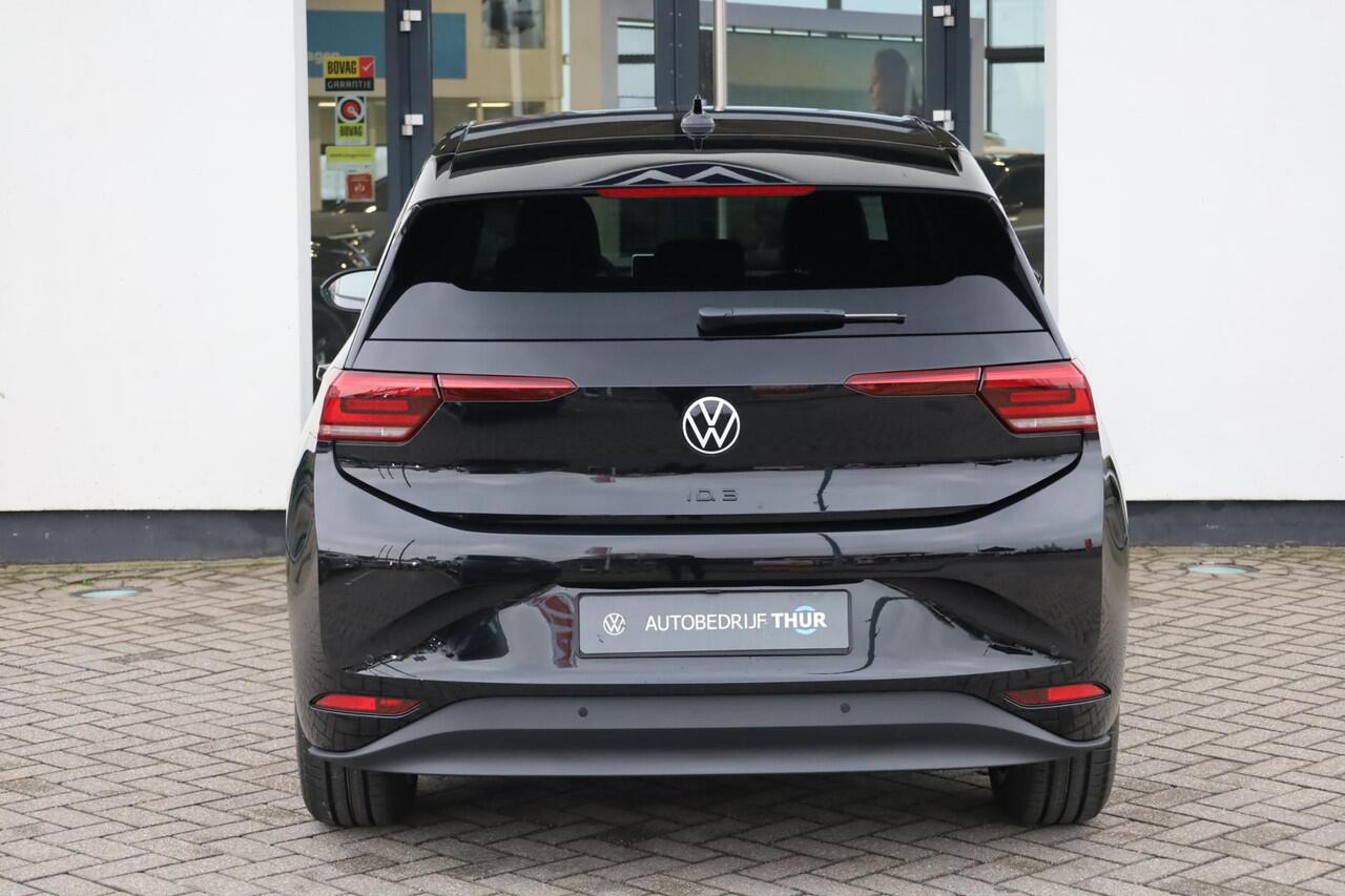 Volkswagen ID.3 Limited Edition 52 kWh 170PK / 170kW, Comfort pakket (verwarmbare voorstoelen, verwarmbaar multifunctioneel lederen stuurwiel, navigatie, draadloos telefoon laden), steunhaak / trekhaak voor fietsen, Apple Carplay & Android Auto, adaptieve cruise control 