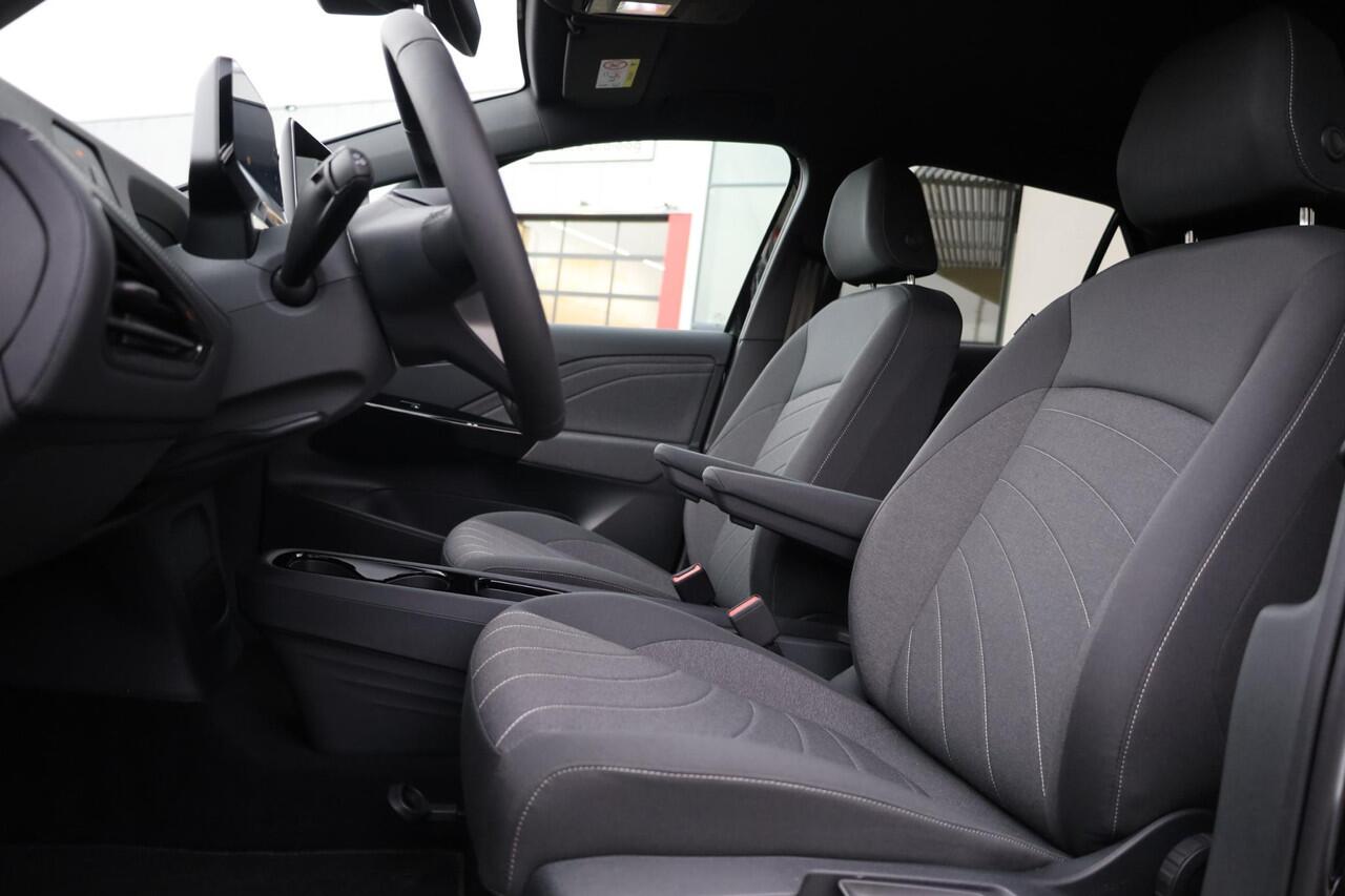 Volkswagen ID.3 Limited Edition 52 kWh 170PK / 170kW, Comfort pakket (verwarmbare voorstoelen, verwarmbaar multifunctioneel lederen stuurwiel, navigatie, draadloos telefoon laden), steunhaak / trekhaak voor fietsen, Apple Carplay & Android Auto, adaptieve cruise control 