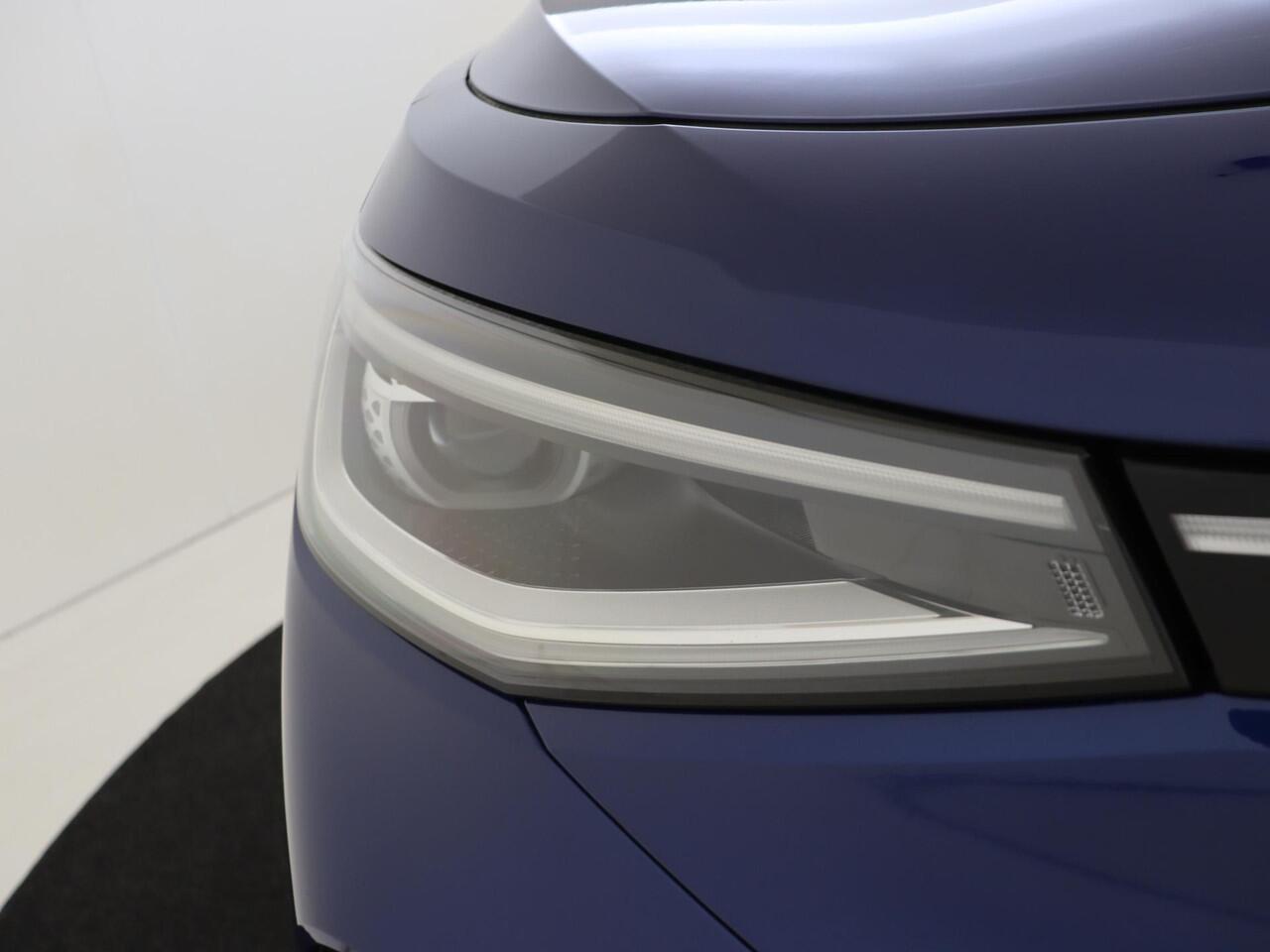 Volkswagen ID.4 Pure 52 kWh | Trekhaak | Keyless | Achteruitrijcamera | Parkeersensoren | 3-zone airco | Stoel- en stuurwielverwarming | Adaptieve cruise control | CarPlay |