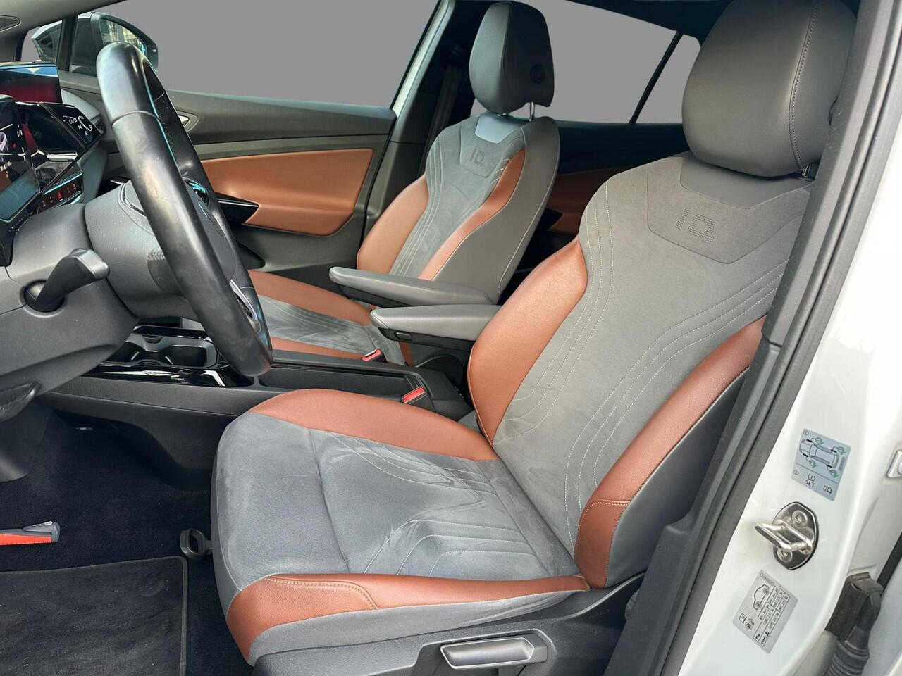 Volkswagen ID.4 Max 77 kWh | 92% SoH | Trekhaak elektrisch uitklapbaar | Stoelverwarming | Adaptive cruise control | Panoramadak | Camera