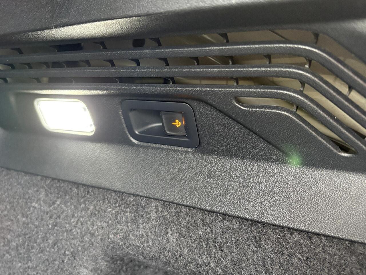 Volkswagen ID.4 Max 77 kWh | 92% SoH | Wegklapbare Trekhaak | Stoel-, Stuur- & Voorruitverwarming | Adaptive cruise control | Camera