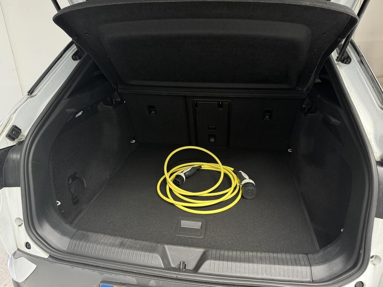 Volkswagen ID.4 Family 77 kWh | SOH 92% | Panoramadak | Navigatie | Achteruitrijcamera | Stoel + stuurverwarming |