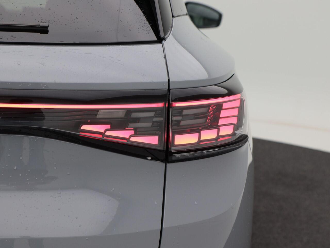 Volkswagen ID.4 Pro Limited Edition Plus 77 kWh | Trekhaak | Elek. verst. voorstoelen | Stoelmassage | Panoramadak | Dodehoek detectie |