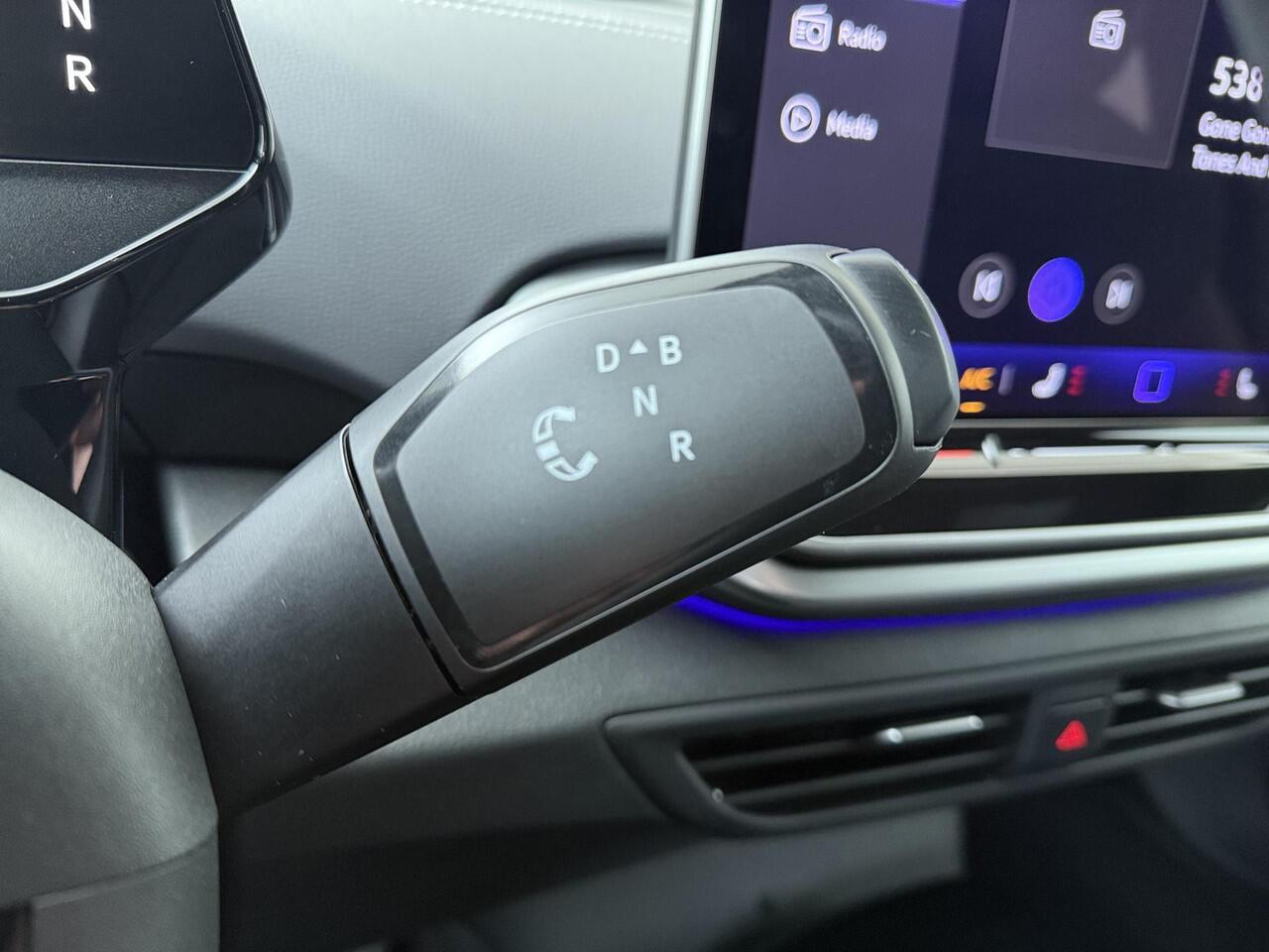 Volkswagen ID.4 Pro Business 77 kWh 286pk | 17% bijtelling | LED Matrix | Elektrisch bedienbare achterklep | Navigatie | Achteruitrijcamera | Adaptive cruise control |