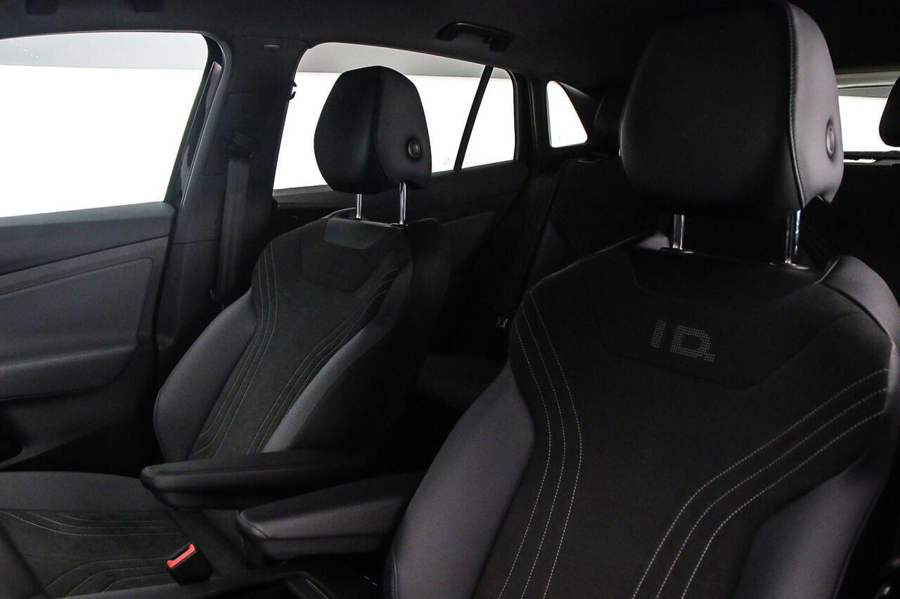 Volkswagen ID.4 Limited Edition 170pk Automaat Adaptive cruise control, Achteruitrijcamera, Navigatie, Stoelverwarming, Parkeersensoren, Stuurwiel verwarmd, App connect, LED koplampen