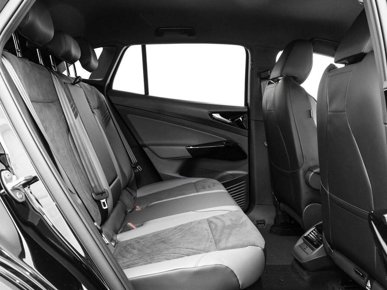 Volkswagen ID.4 Limited Edition 52 kWh accu 170 PK · Achteruitrijcamera · Draadloze telefoonlader · Sfeerverlichting · Stuurwiel verwarmd · Prijs is inclusief inruilpremie ·