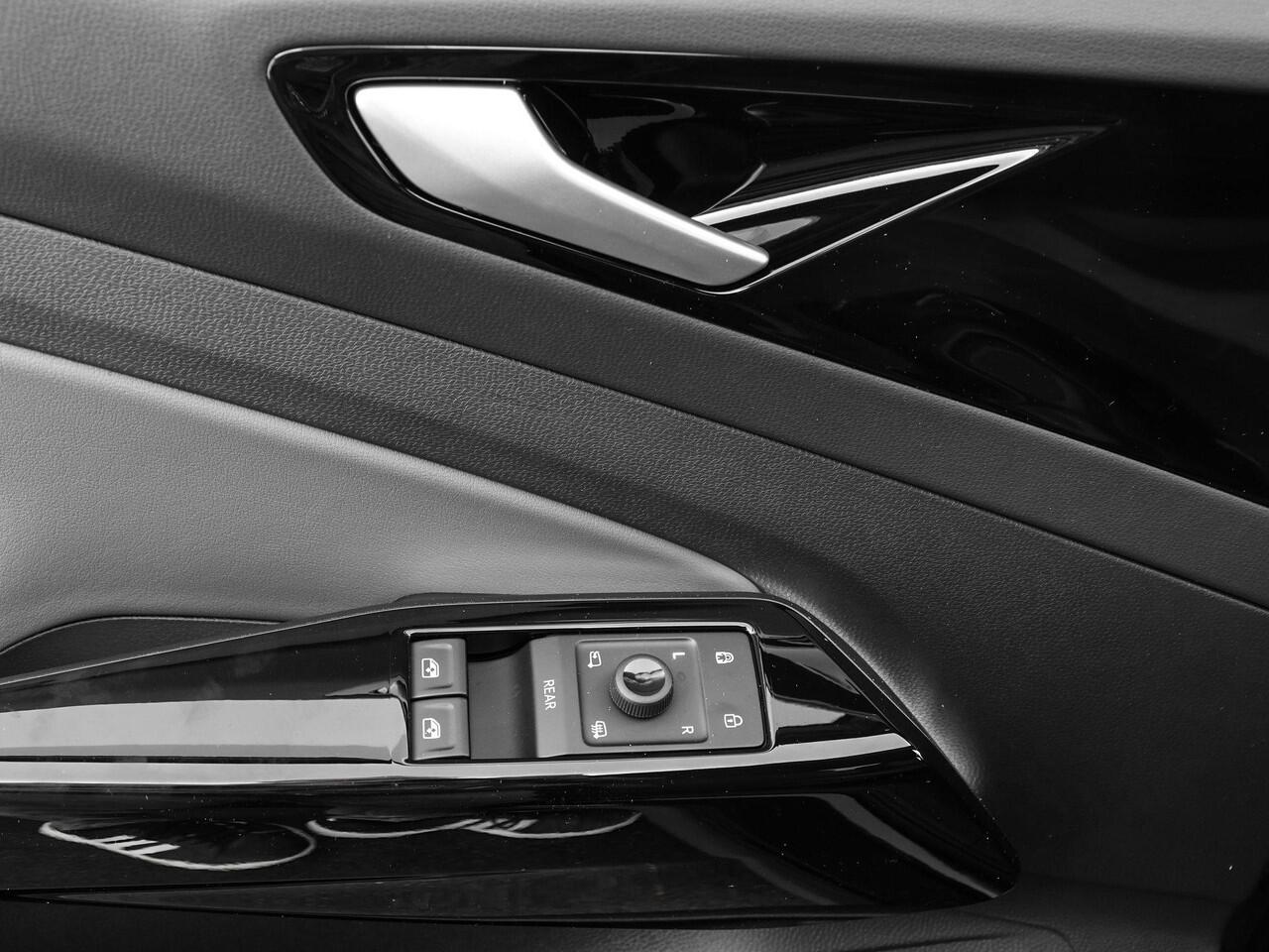 Volkswagen ID.4 Limited Edition 52 kWh accu 170 PK · Achteruitrijcamera · Draadloze telefoonlader · Sfeerverlichting · Stuurwiel verwarmd · Prijs is inclusief inruilpremie ·