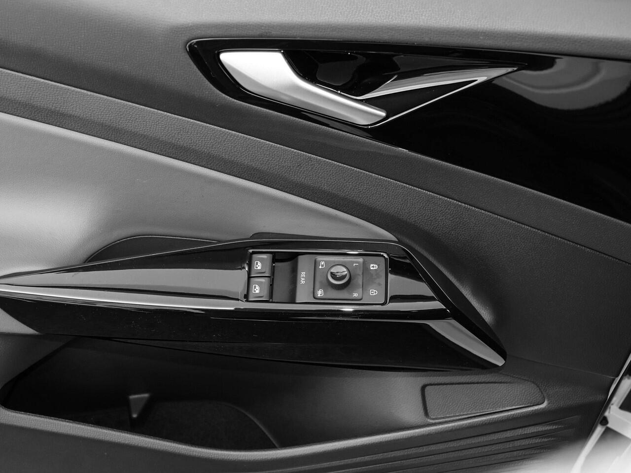 Volkswagen ID.4 Limited Edition 52 kWh accu 170 PK · Achteruitrijcamera · Draadloze telefoonlader · verwarmd stuurwiel · Prijs is inclusief inruilpremie ·