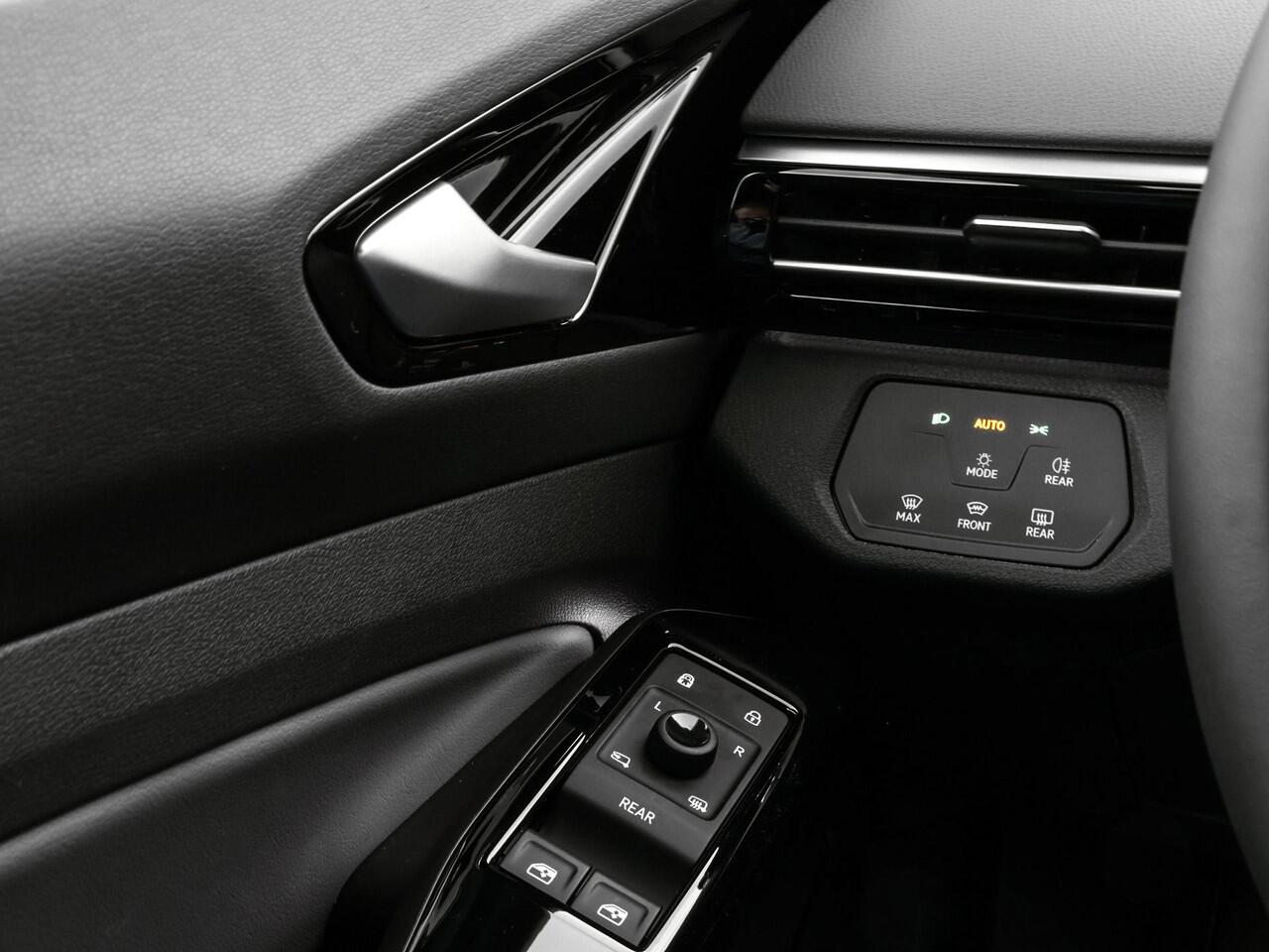 Volkswagen ID.4 Limited Edition 52 kWh accu 170 PK · Achteruitrijcamera · Draadloze telefoonverbinding · prijs is inclusief inruilpremie ·