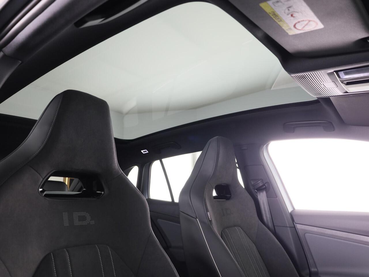 Volkswagen ID.4 Pro Limited Edition Plus 77 kWh accu 286 PK | 19" LM | 360 graden camera | Panoramadak | IQ.Light |