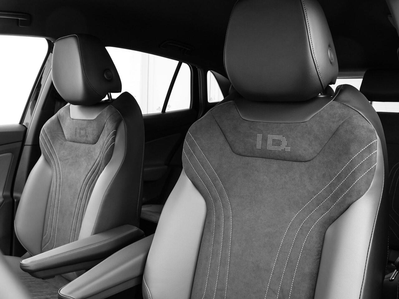 Volkswagen ID.4 Limited Edition 52 kWh accu 170 PK · Achteruitrijcamera · Draadloze telefoonlader · Sfeerverlichting · Stuurwiel verwarmd ·