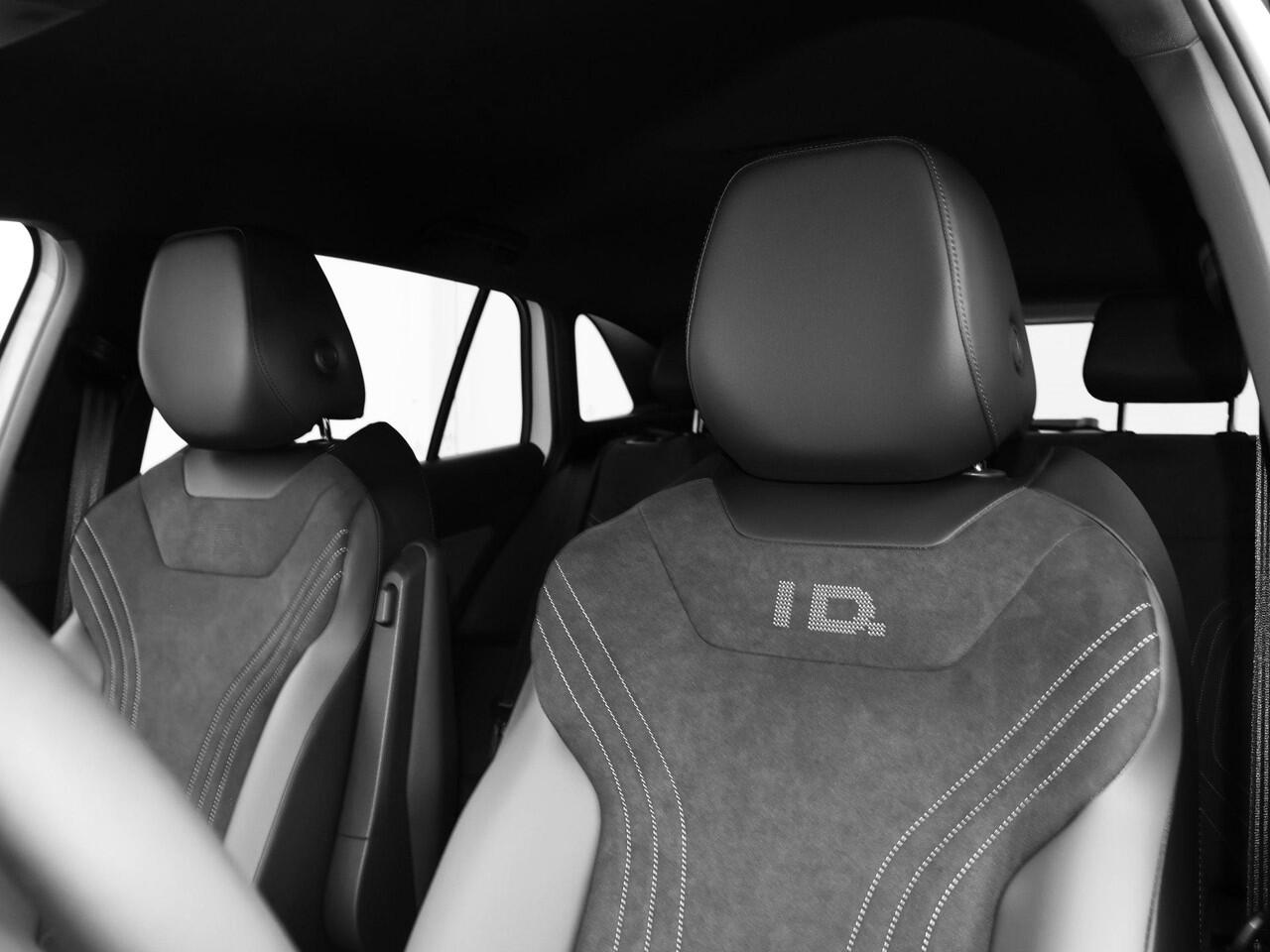 Volkswagen ID.4 Limited Edition 52 kWh accu 170 PK · Achteruitrijcamera · Draadloze telefoonlader · verwarmd stuurwiel ·