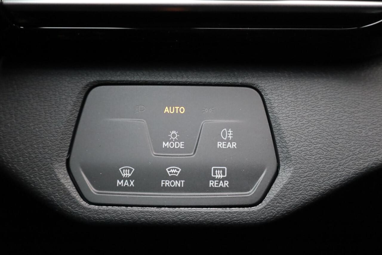 Volkswagen ID.4 Pro Limited Edition 77 kWh 286PK / 210kW, Elektrisch uitklapbare trekhaak, verwarmbare voorstoelen, verwarmbaar multifunctioneel lederen stuurwiel, draadloos telefoon laden, keyless start & entry, achteruitrijcamera (rear view), parkeersensoren voor en ac
