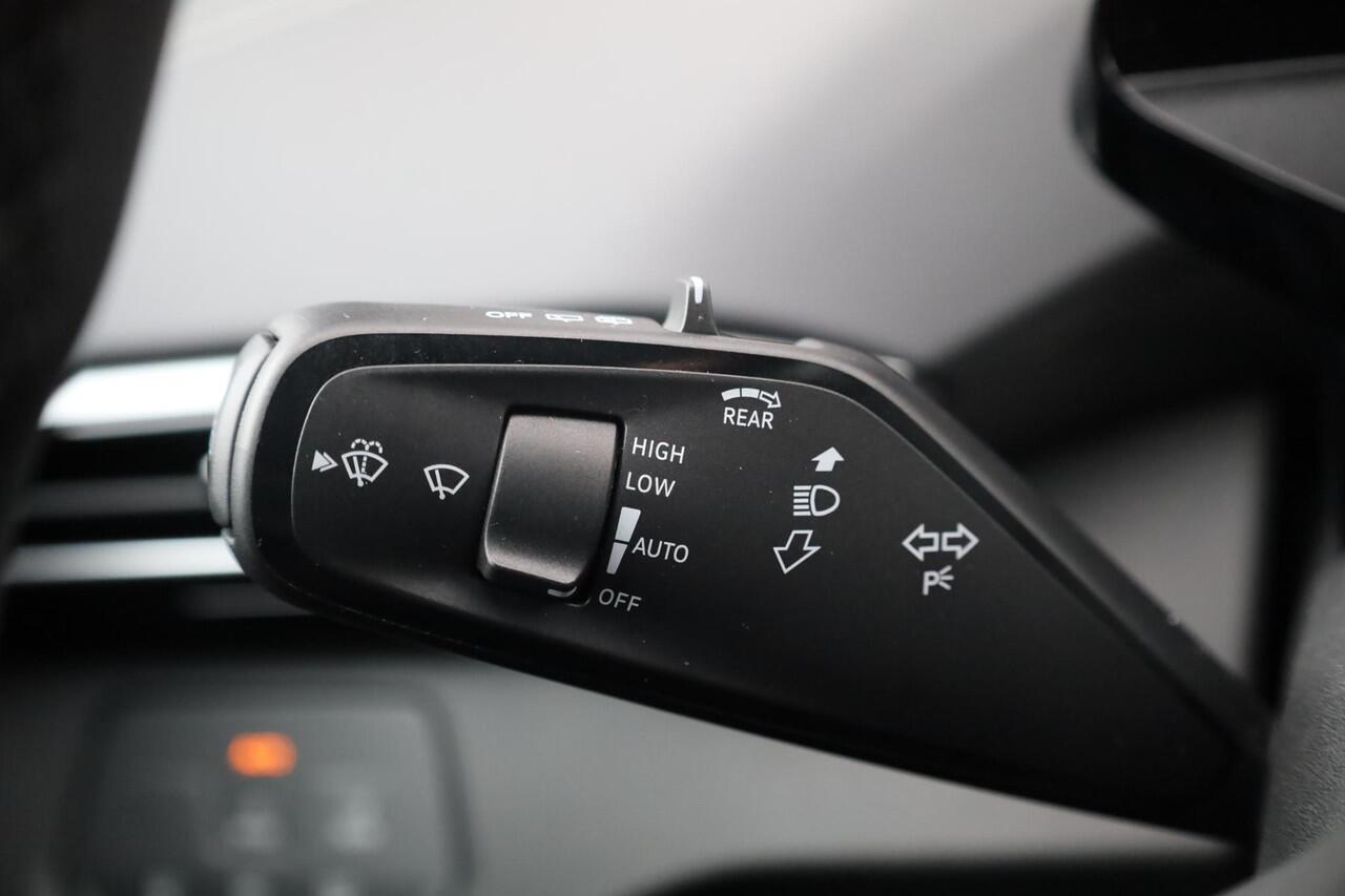 Volkswagen ID.4 Pro Limited Edition 77 kWh 286PK / 210kW, Elektrisch uitklapbare trekhaak, verwarmbare voorstoelen, verwarmbaar multifunctioneel lederen stuurwiel, draadloos telefoon laden, keyless start & entry, achteruitrijcamera (rear view), parkeersensoren voor en ac