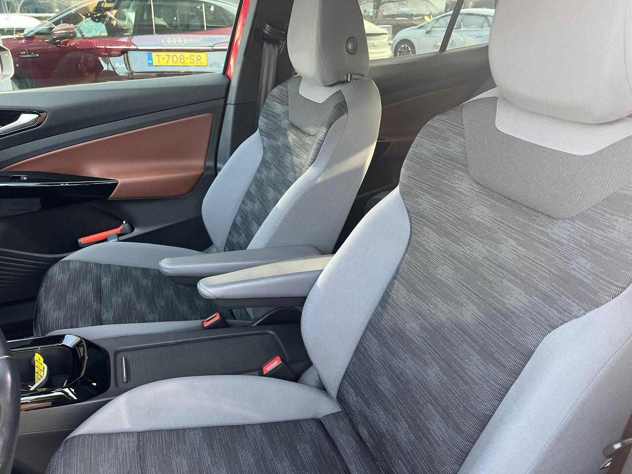 Volkswagen ID.5 Pro 77 kWh | Stoel- en stuurwielverwarming | Achteruitrijcamera | 20 inch velgen | Getint glas | Navigatie