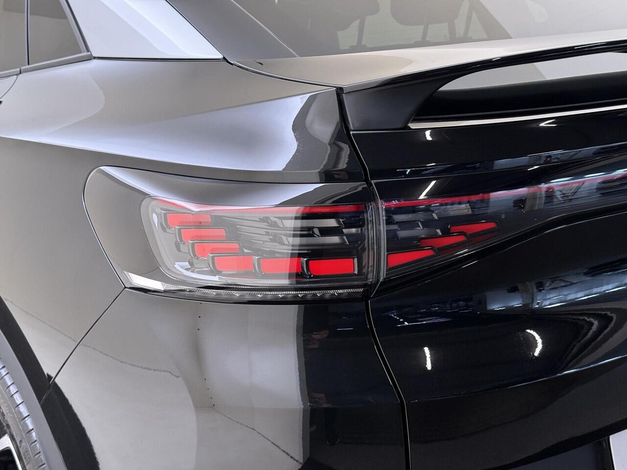 Volkswagen ID.5 Pro Advantage 77 kWh | Achteruitrijcamera | SoH 92% | 3-zone airco | Adaptieve cruise control | Keyless | CarPlay | Navigatie | Stoel- en stuurwielverwarming |