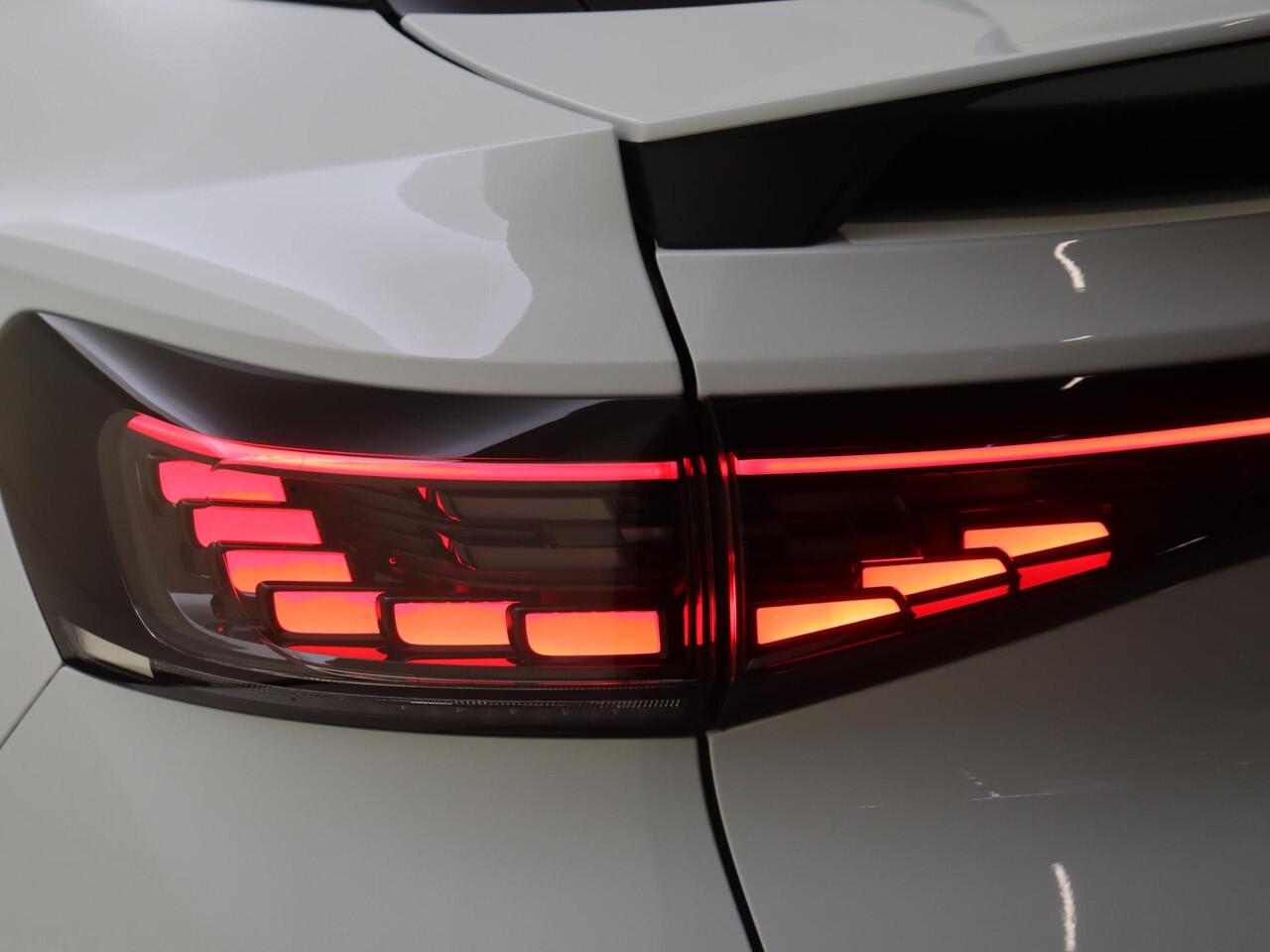 Volkswagen ID.5 GTX 77 kWh | Trekhaak | Warmtepomp | 360 camera | Dodehoek detectie | Keyless | Kuipstoelen voor | Adaptieve cruise control | Parkeerassistent |